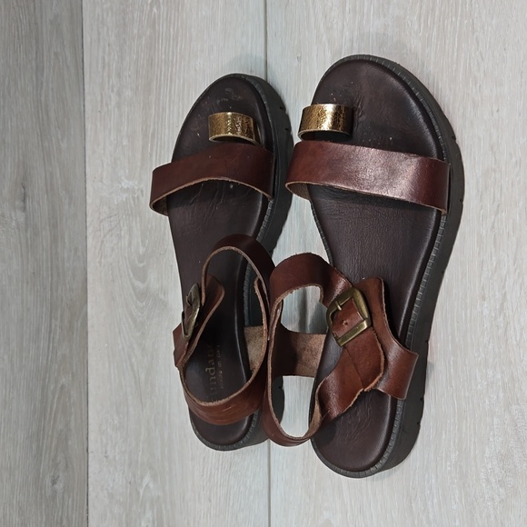 Sundance Leather Toe Loop Platform Buckle Sandals sz 37 / 6.5 - Picture 2 of 13